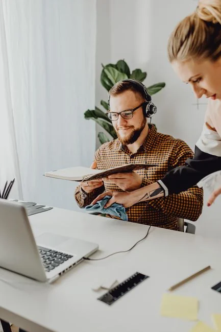 Un espace de travail contemporain avec deux écrans d’ordinateur affichant des projets de conception web, mettant en avant la technologie et l’efficacité.